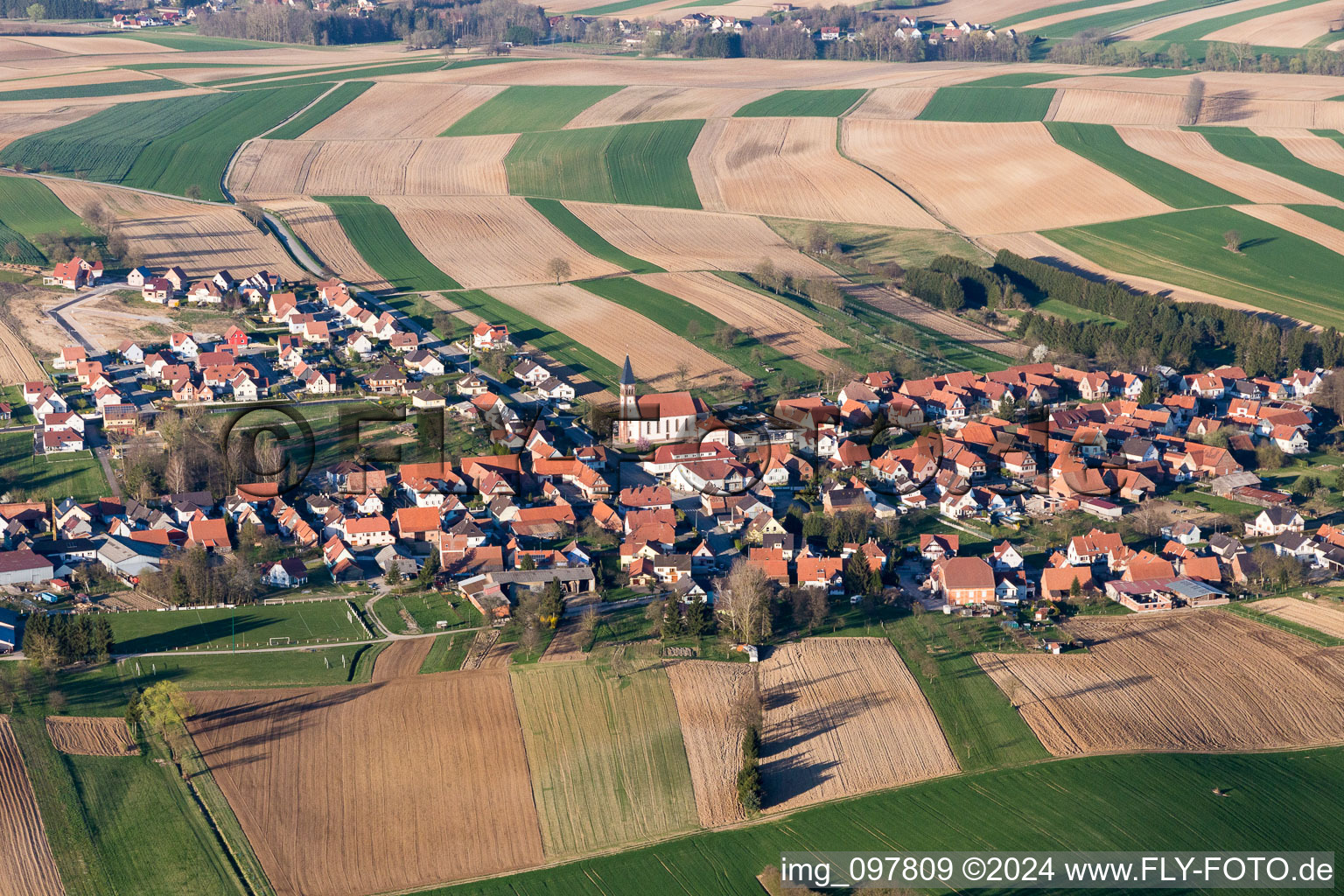 Vue aérienne de Champs agricoles et surfaces utilisables à Aschbach dans le département Bas Rhin, France