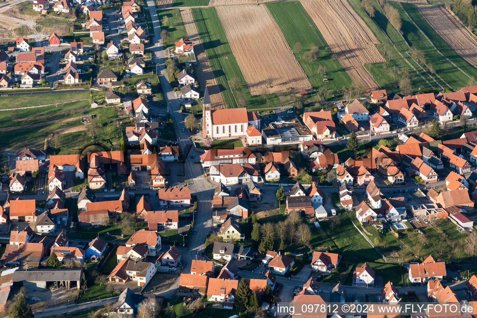 Vue aérienne de Bâtiment d'église au centre du village à Aschbach dans le département Bas Rhin, France