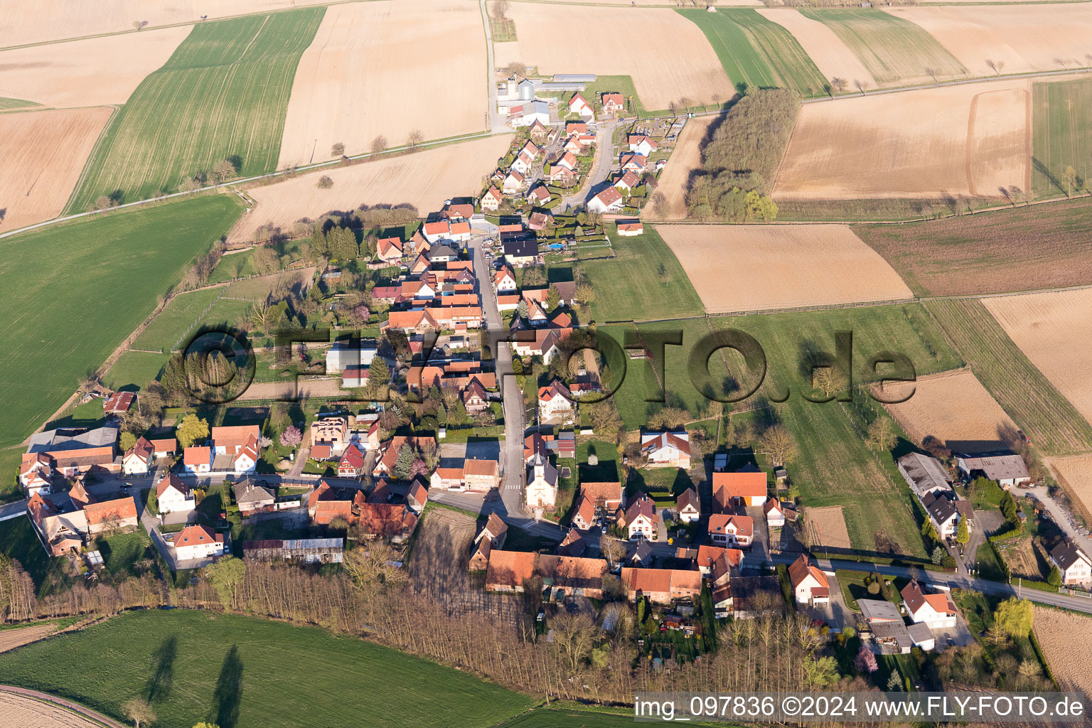 Vue aérienne de Crœttwiller dans le département Bas Rhin, France