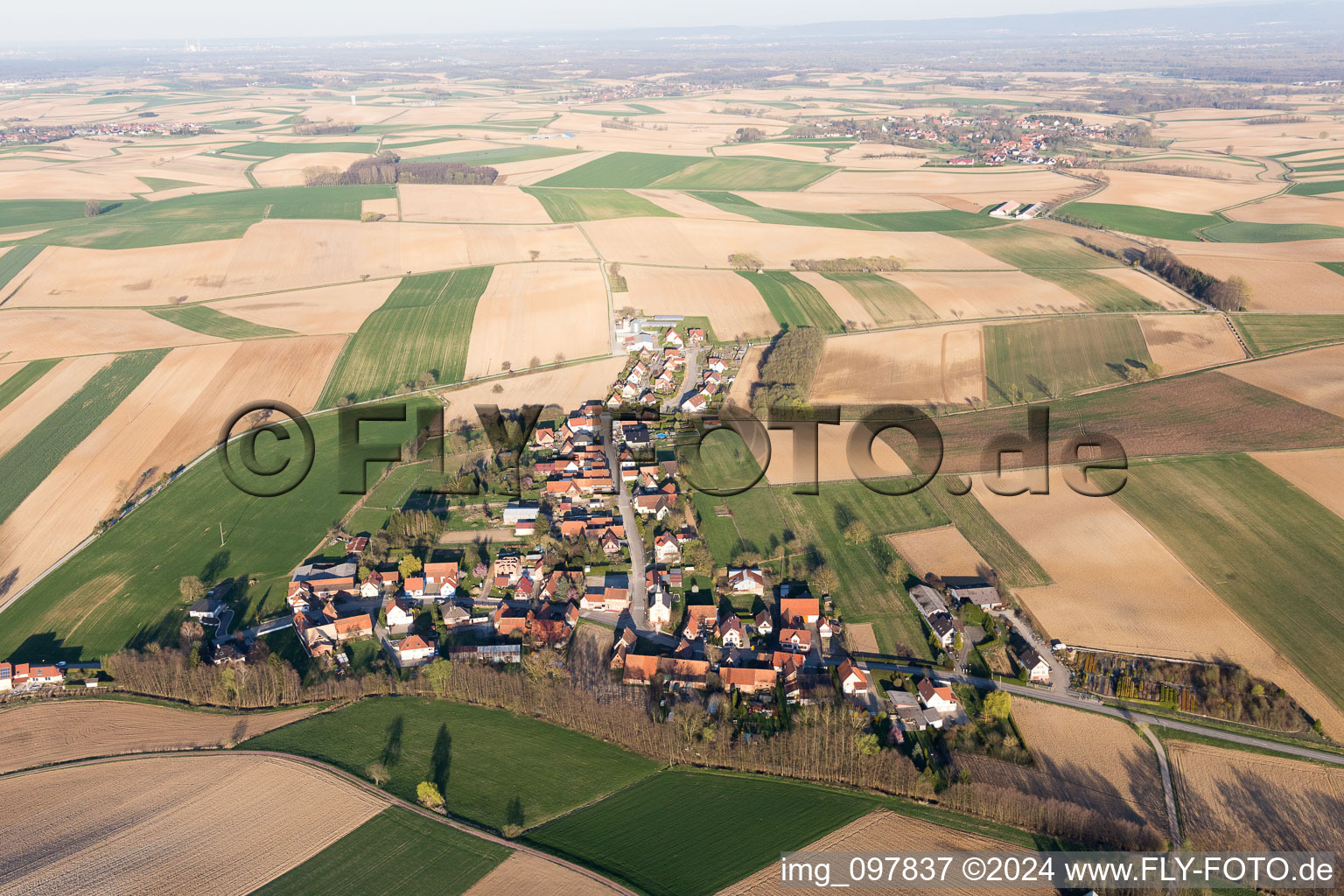 Vue aérienne de Crœttwiller dans le département Bas Rhin, France