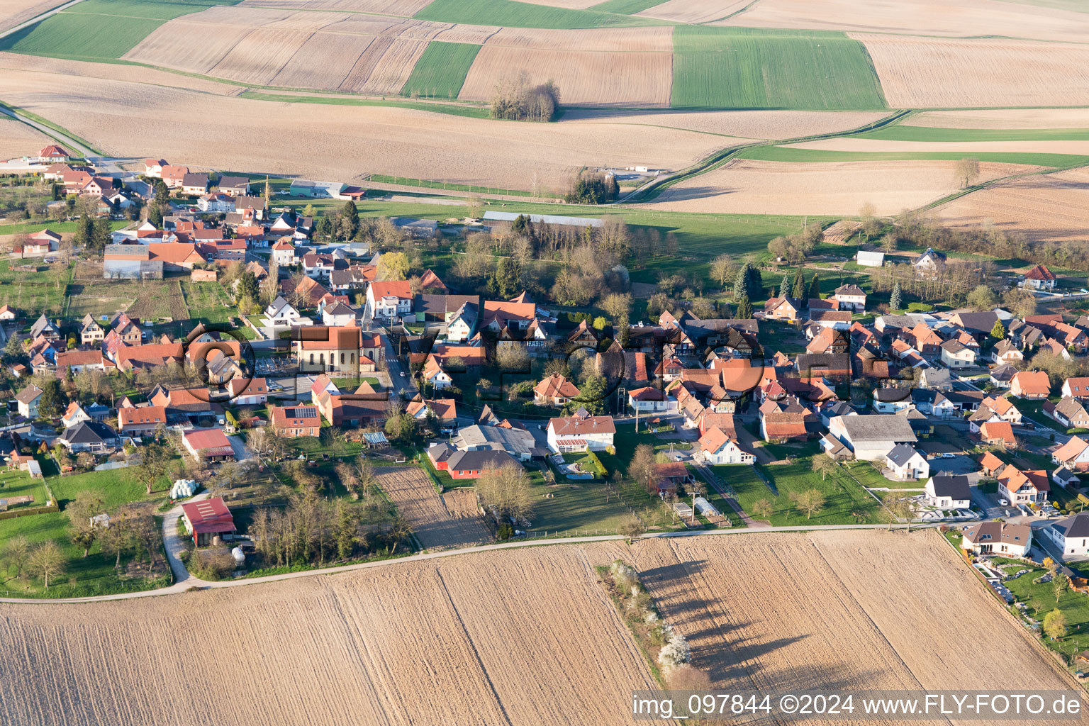 Vue d'oiseau de Oberlauterbach dans le département Bas Rhin, France