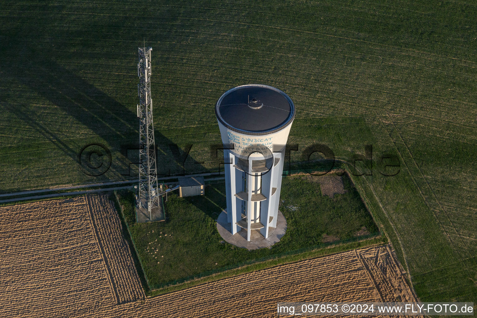 Vue aérienne de Structure du château d'eau peint et de la tour de téléphonie cellulaire à Wintzenbach dans le département Bas Rhin, France