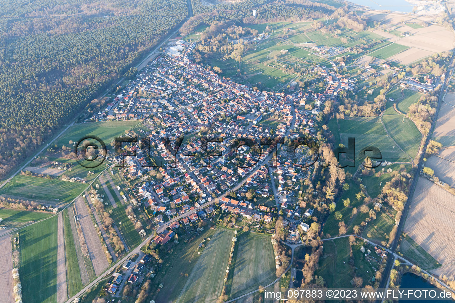 Berg dans le département Rhénanie-Palatinat, Allemagne vu d'un drone