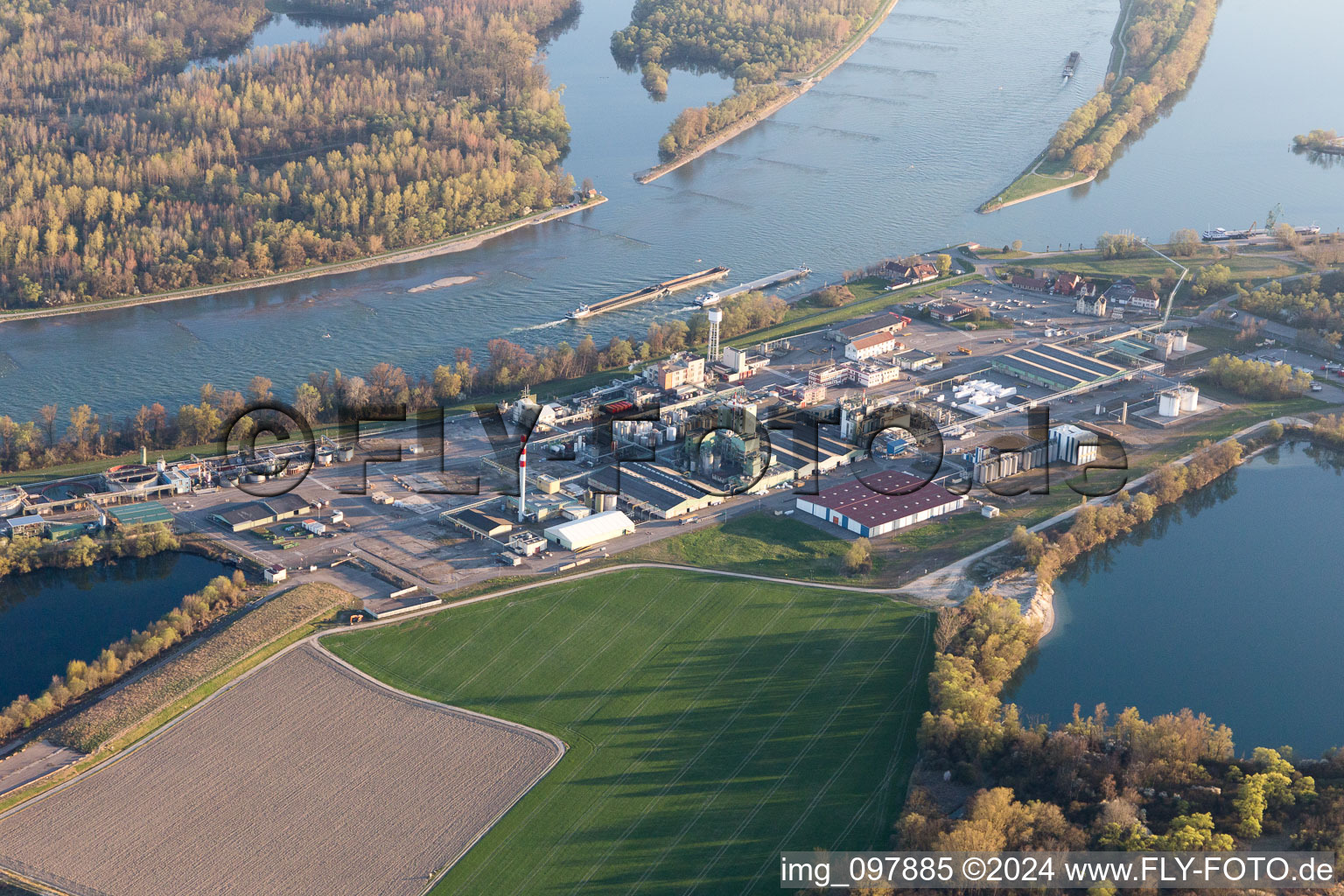 Vue aérienne de L'industrie sur le Rhin à Lauterbourg dans le département Bas Rhin, France