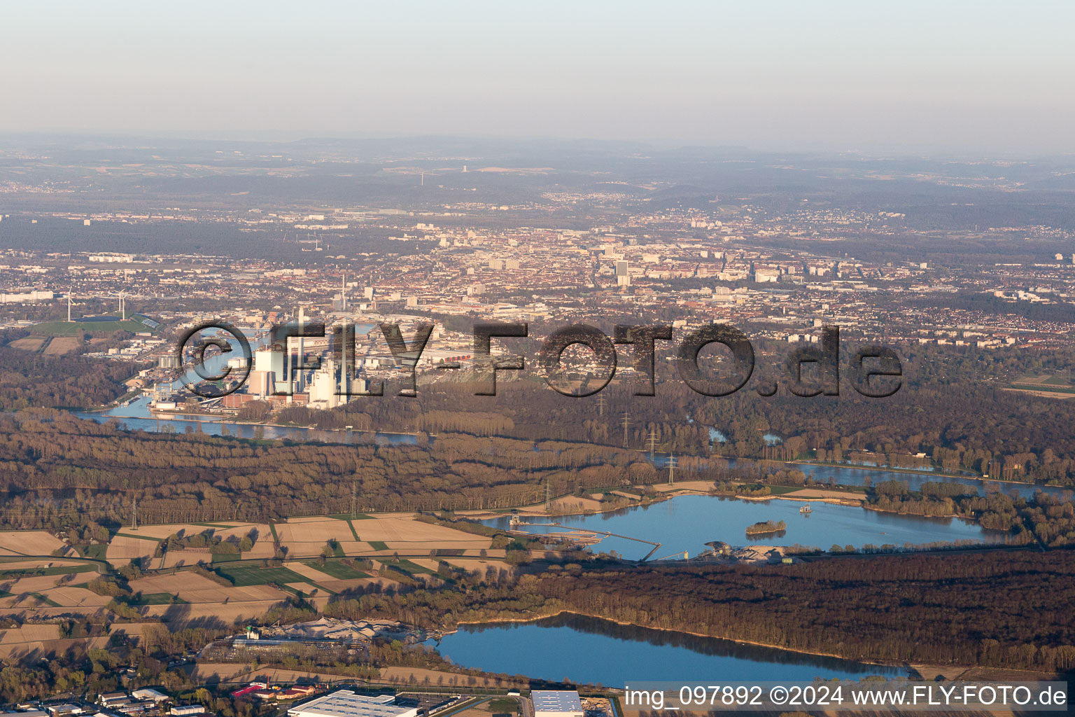 Vue aérienne de Quartier Rheinhafen in Karlsruhe dans le département Bade-Wurtemberg, Allemagne