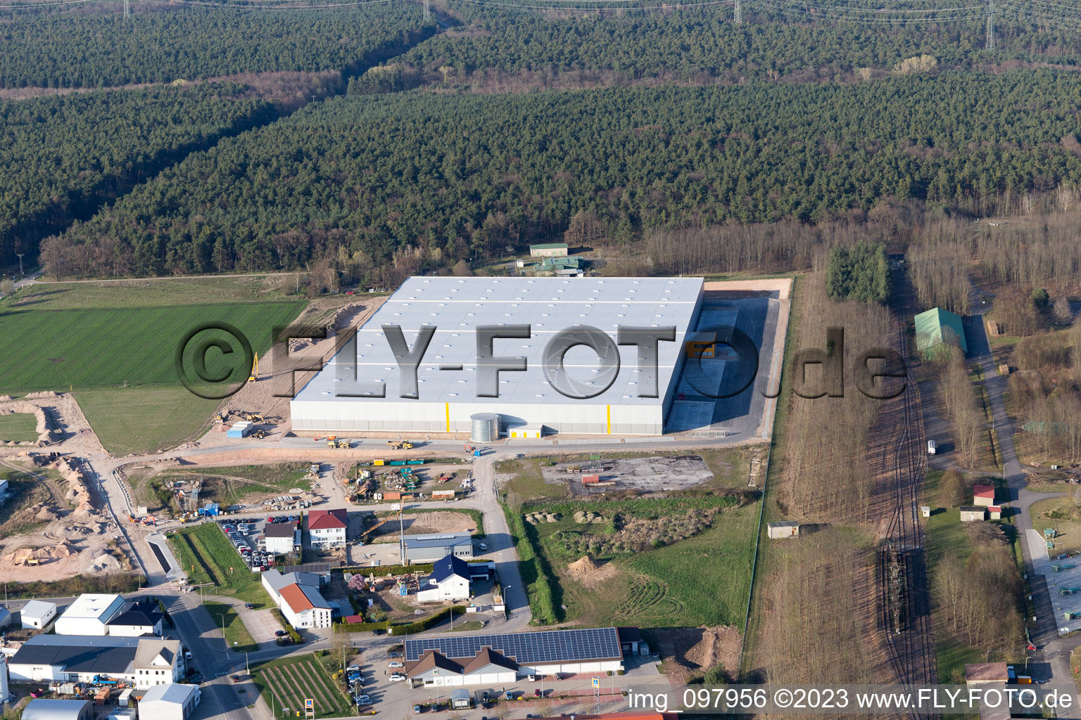 Bellheim dans le département Rhénanie-Palatinat, Allemagne du point de vue du drone