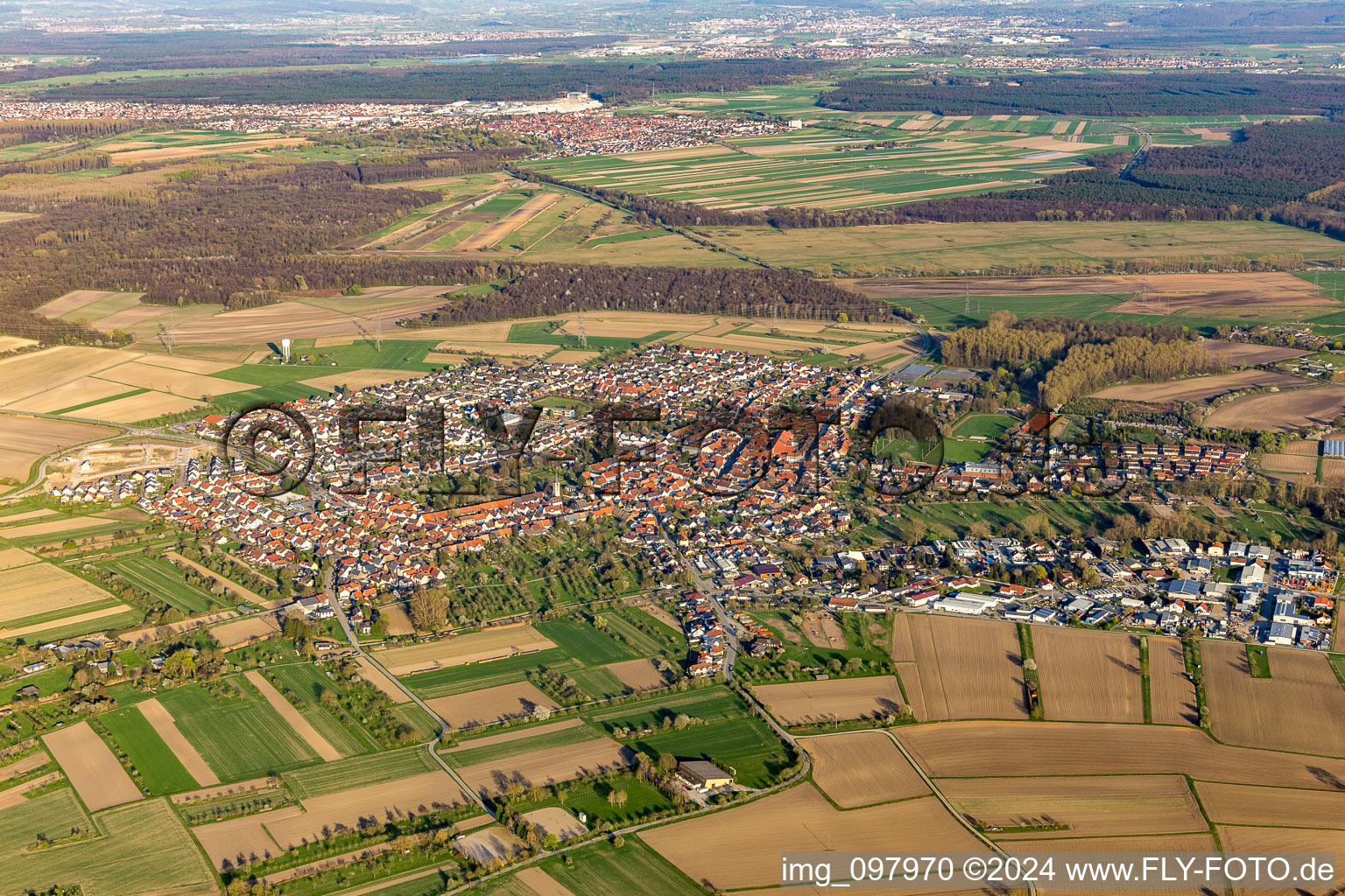 Vue aérienne de De l'ouest à le quartier Liedolsheim in Dettenheim dans le département Bade-Wurtemberg, Allemagne