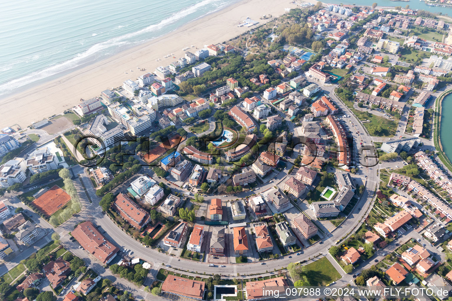 Caorle dans le département Metropolitanstadt Venedig, Italie hors des airs