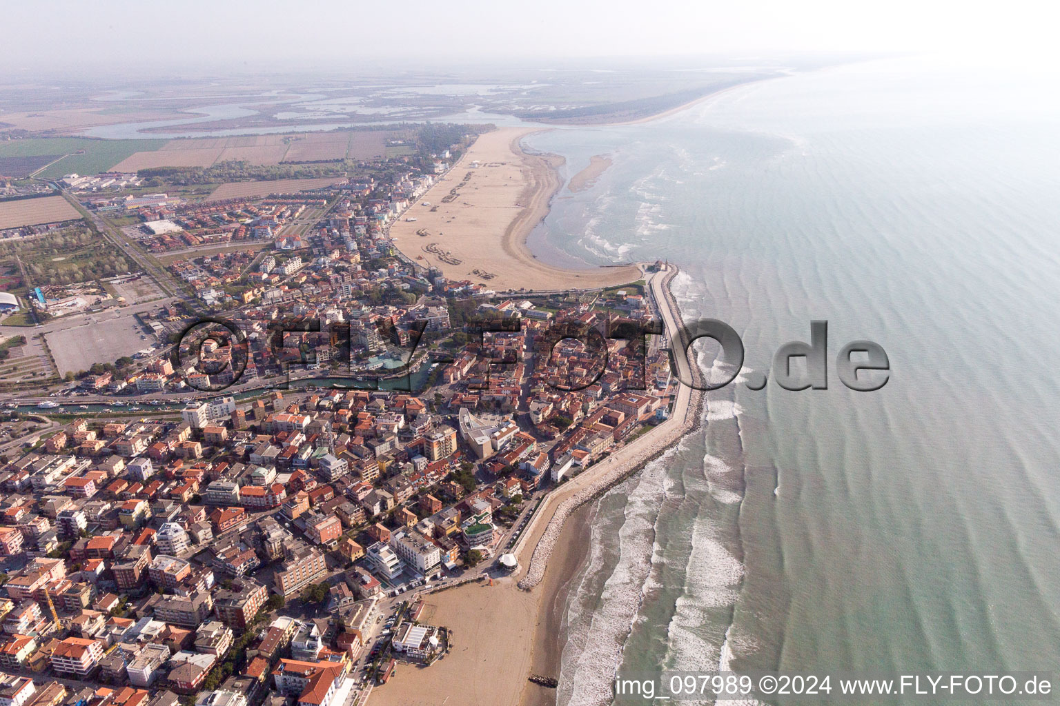 Caorle dans le département Metropolitanstadt Venedig, Italie vue d'en haut