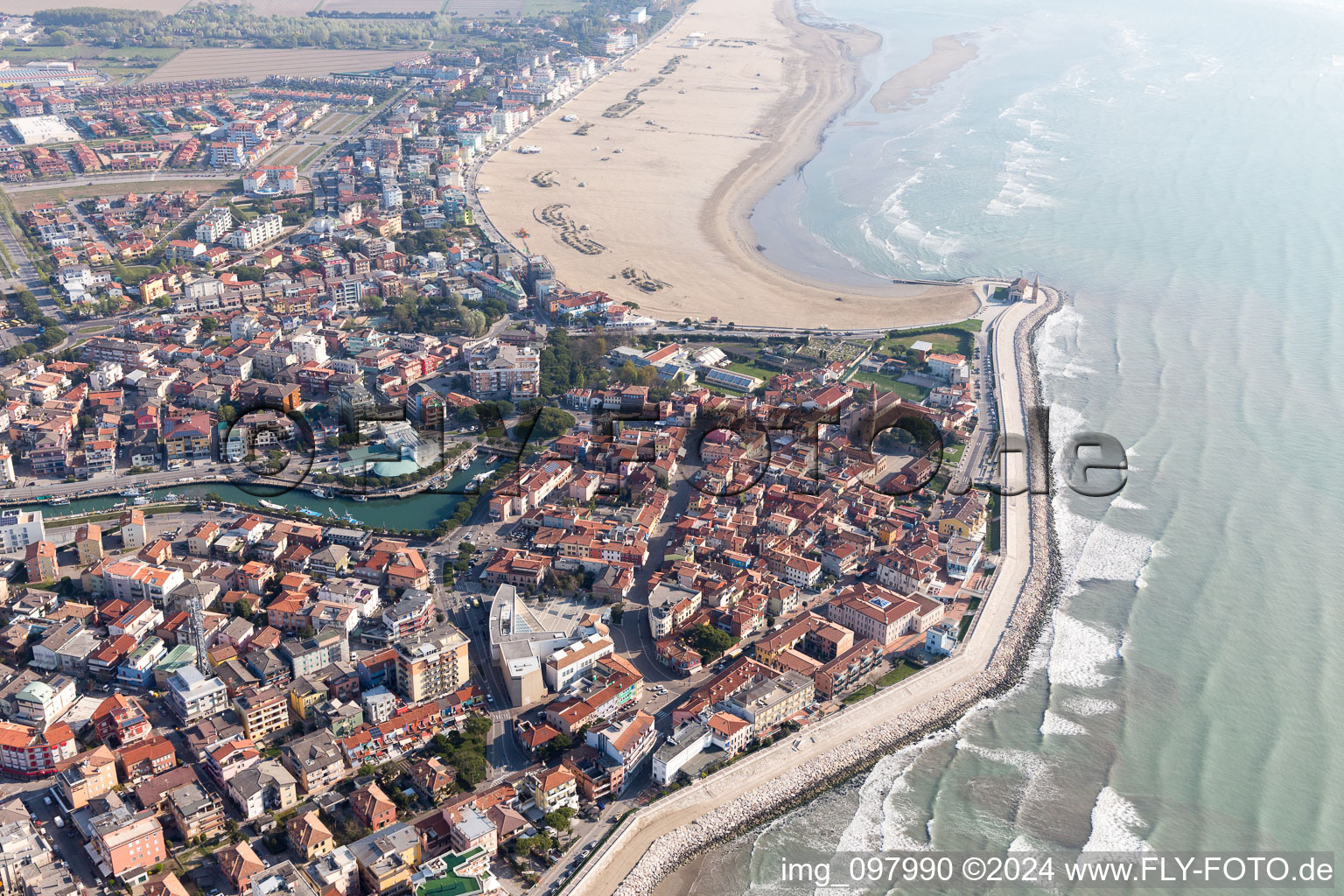 Caorle dans le département Metropolitanstadt Venedig, Italie depuis l'avion