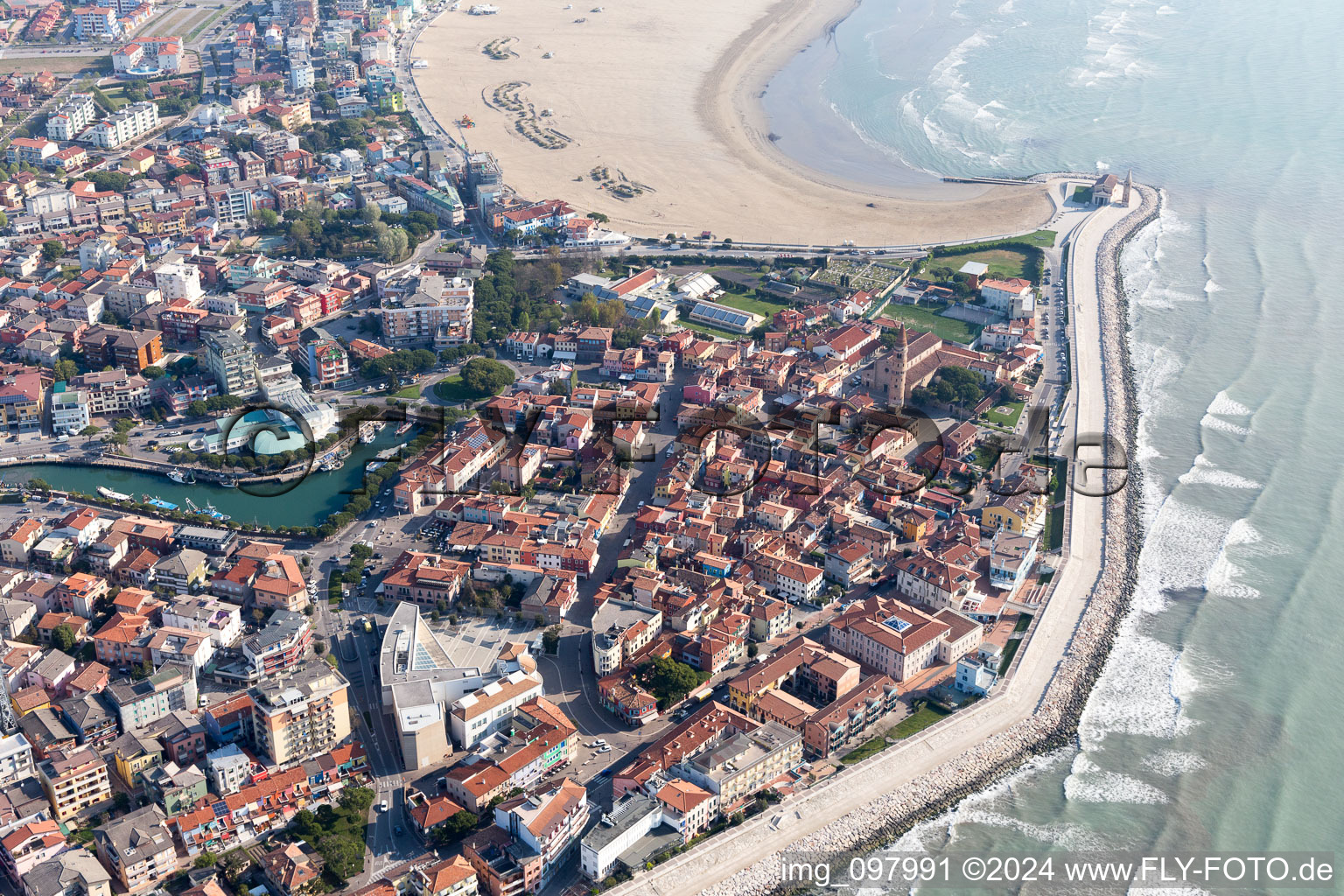 Vue d'oiseau de Caorle dans le département Metropolitanstadt Venedig, Italie