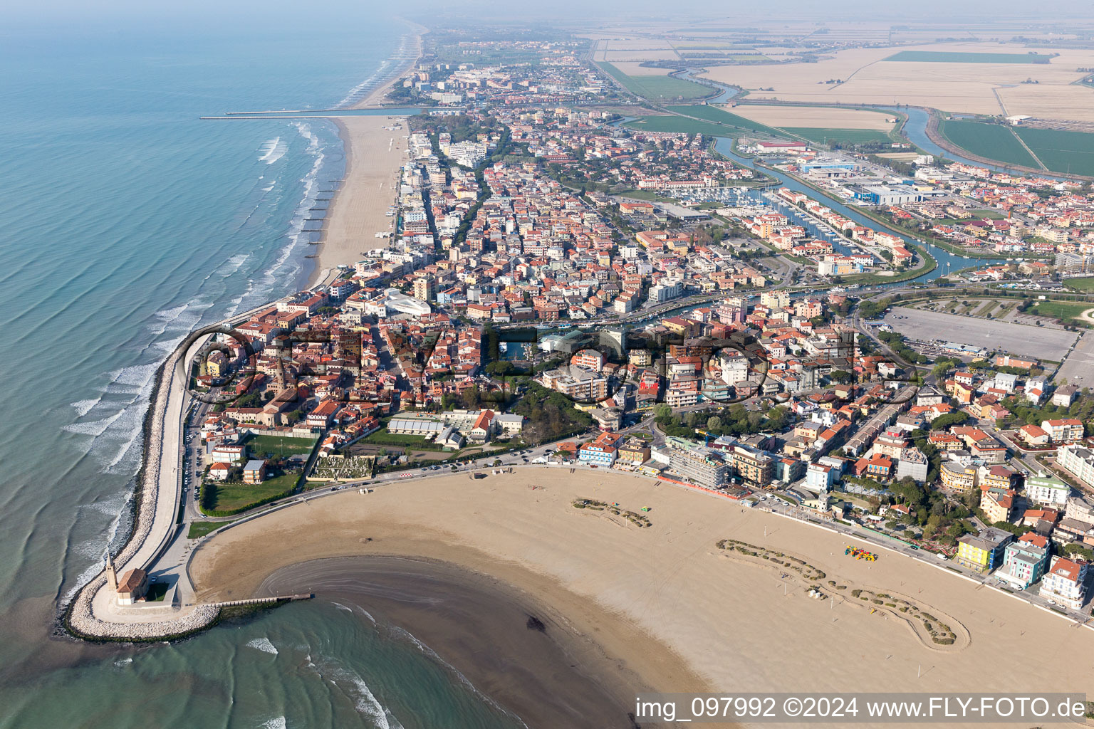 Caorle dans le département Metropolitanstadt Venedig, Italie vue du ciel