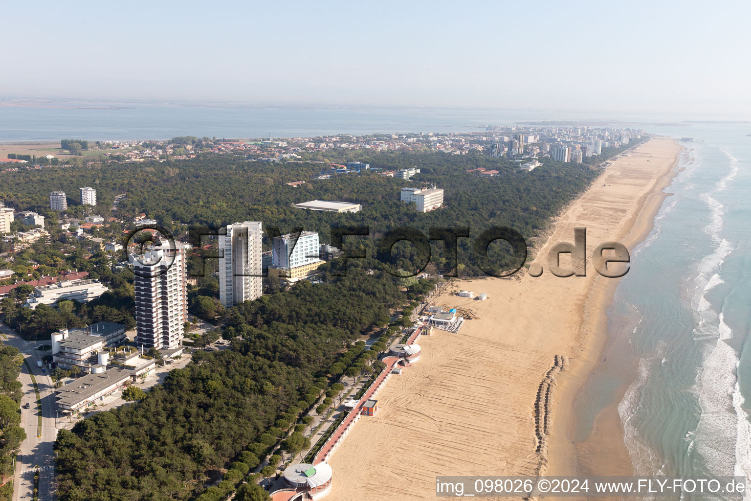 Vue oblique de Lignano Pineta dans le département Frioul-Vénétie Julienne, Italie