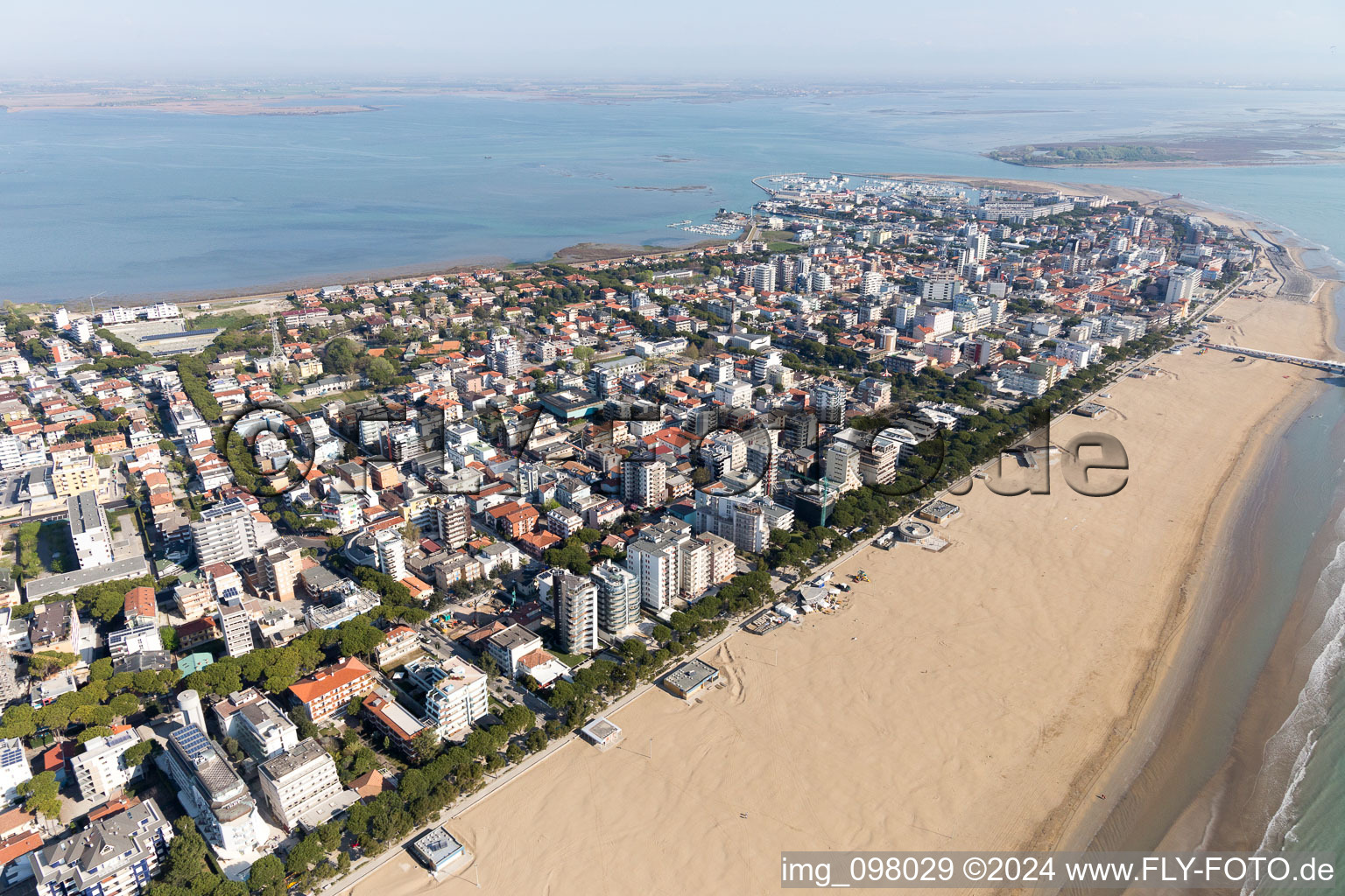 Vue aérienne de Lignano Sabbiadoro dans le département Udine, Italie