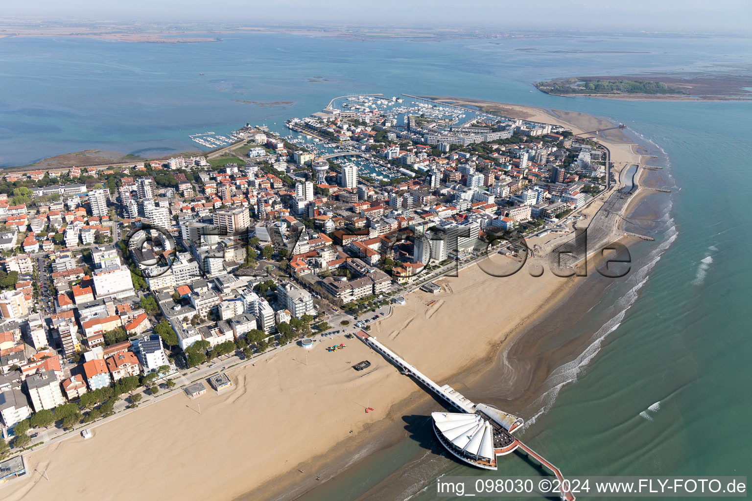 Vue aérienne de Lignano Sabbiadoro dans le département Udine, Italie