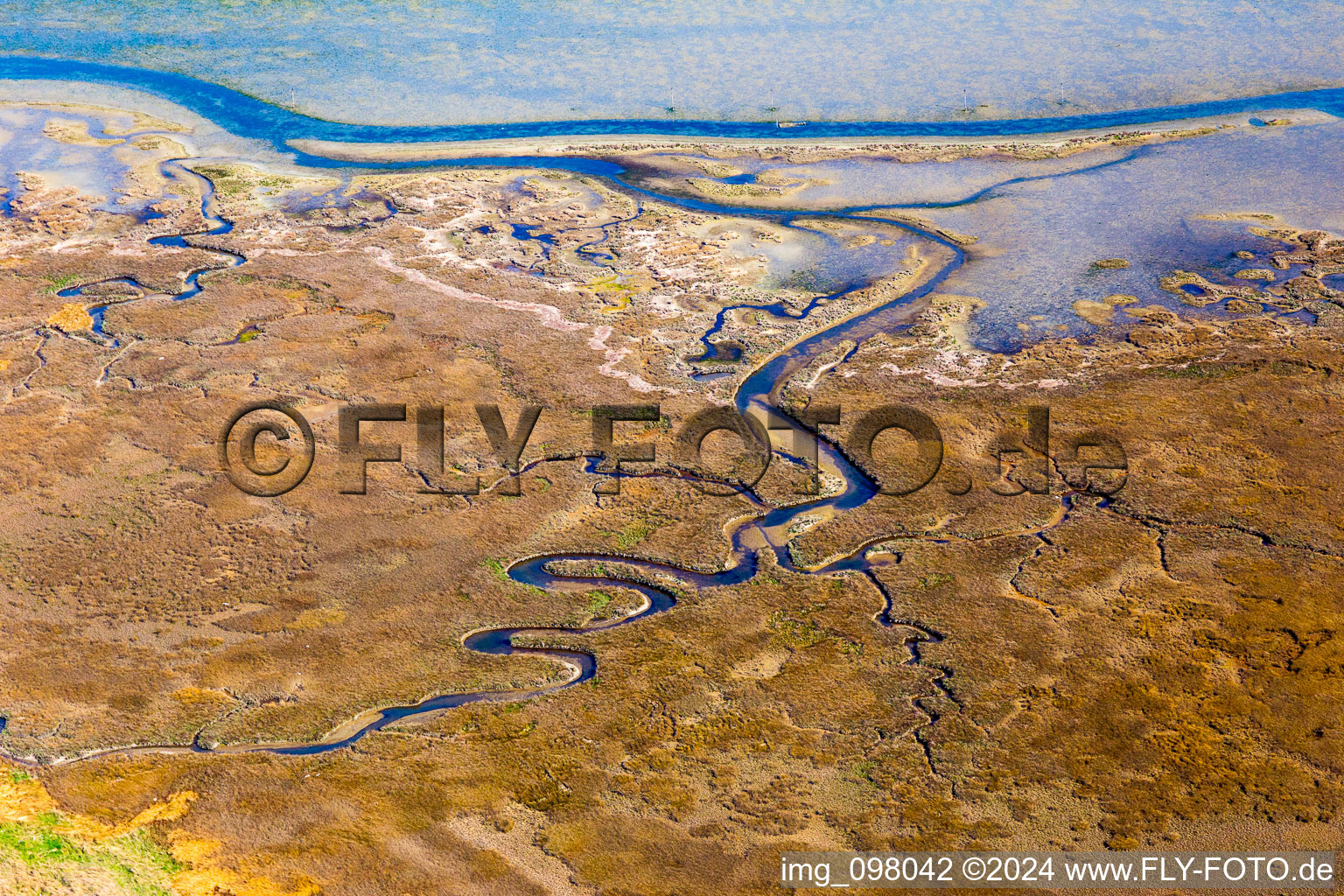 Vue aérienne de Paysage d'eau saumâtre sur l'Isola Marinetta dans le Lido di Grado à Lignano Sabbiadoro à Lignano Sabbiadoro dans le département Udine, Italie