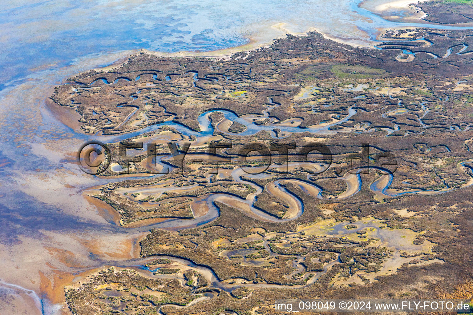 Photographie aérienne de Paysage d'eau saumâtre sur l'Isola Marinetta dans le Lido di Grado à Lignano Sabbiadoro à Lignano Sabbiadoro dans le département Udine, Italie