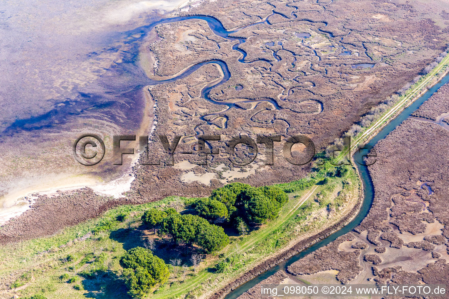 Vue oblique de Paysage d'eau saumâtre sur l'Isola Marinetta dans le Lido di Grado à Lignano Sabbiadoro à Lignano Sabbiadoro dans le département Udine, Italie