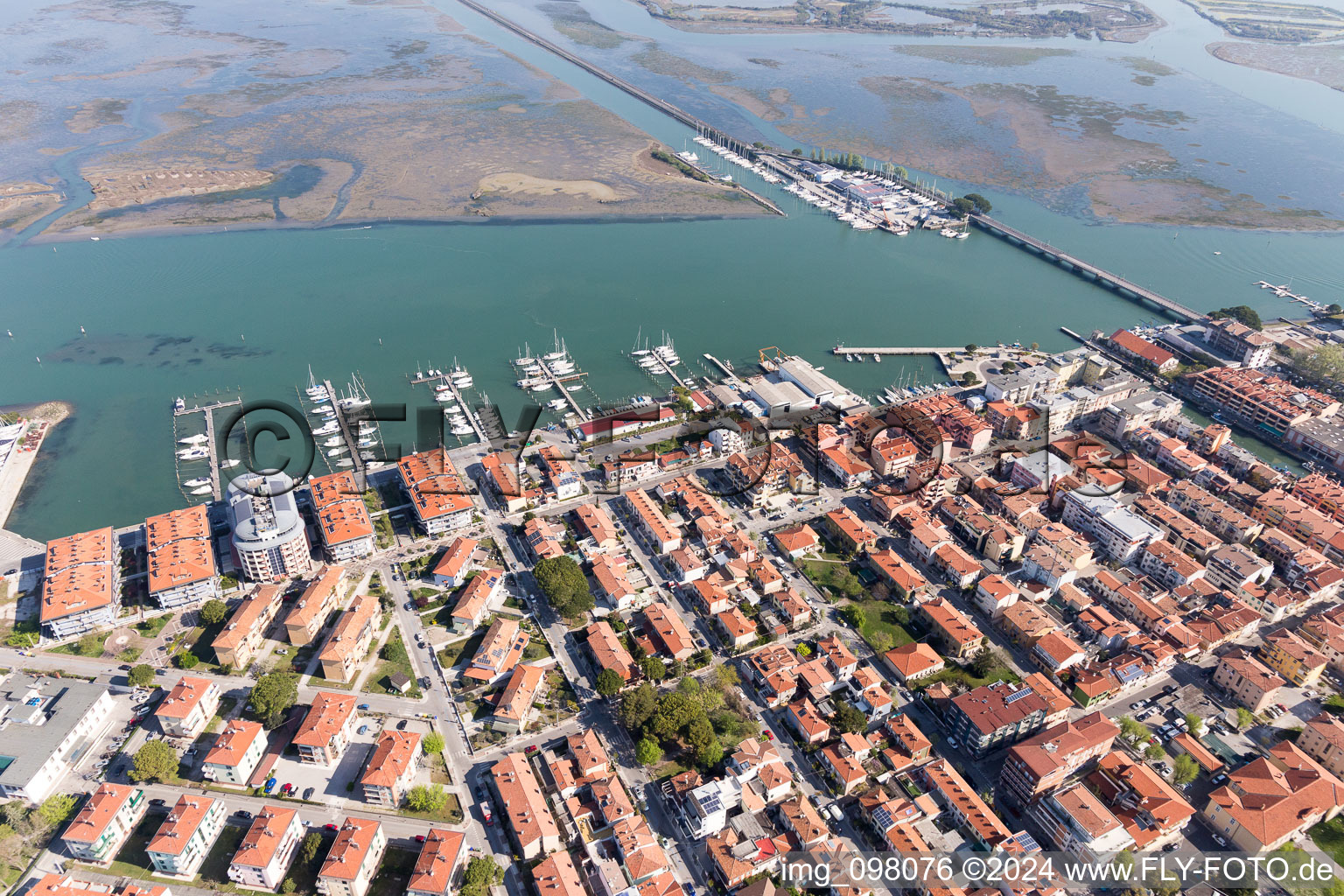 Grado dans le département Gorizia, Italie depuis l'avion