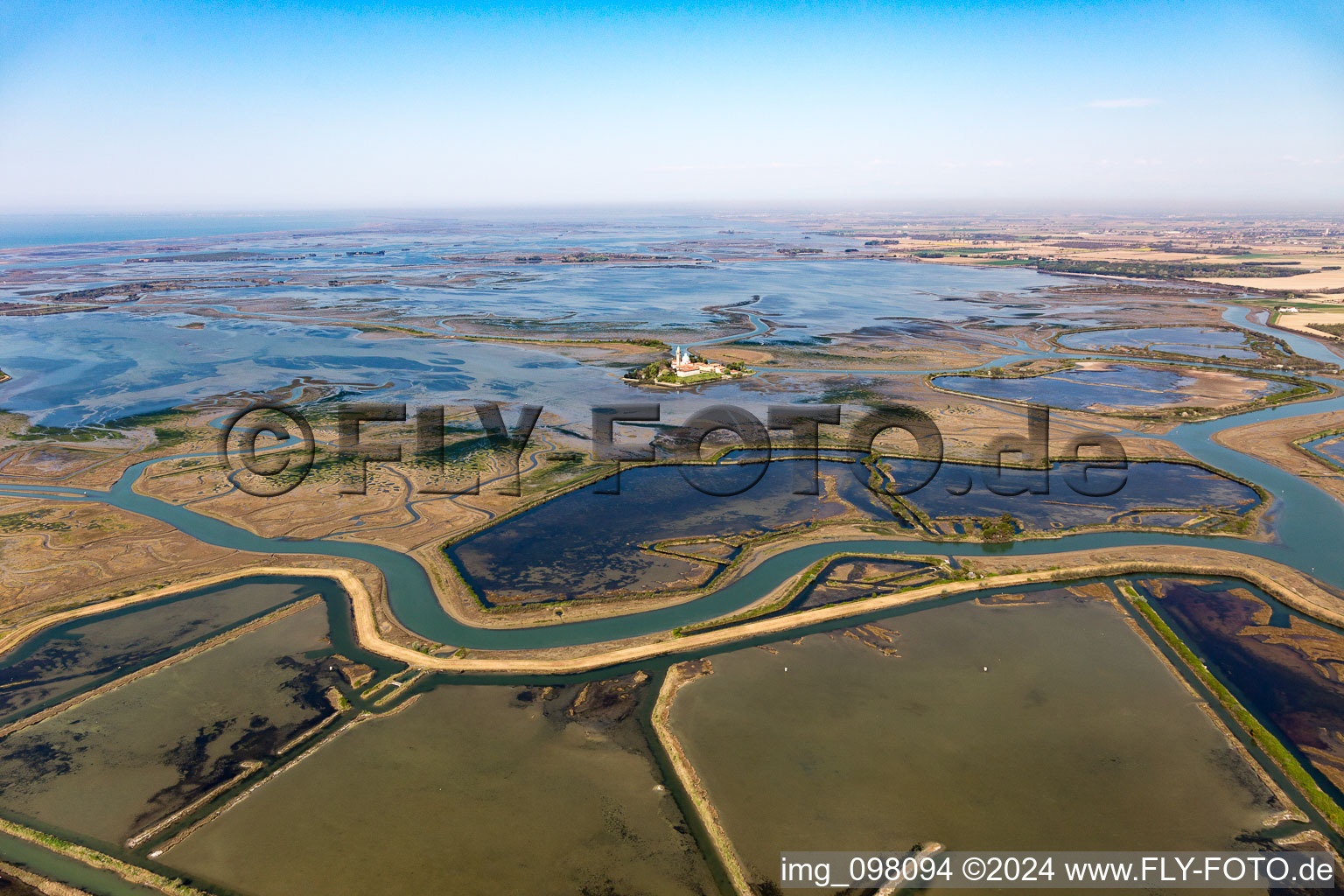 Vue aérienne de Île de l'Adriatique dans le Lido de Grado avec le monastère Santuario Di Barbana à Grado à le quartier Santuario Di Barbana in Grado dans le département Gorizia, Italie