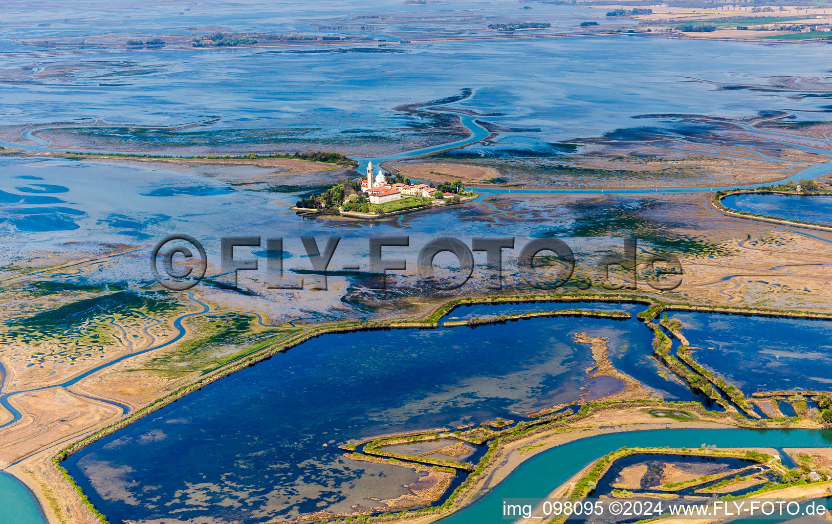 Vue aérienne de Île de l'Adriatique dans le Lido de Grado avec le monastère Santuario Di Barbana à Grado à le quartier Santuario di Barbana in Grado dans le département Gorizia, Italie