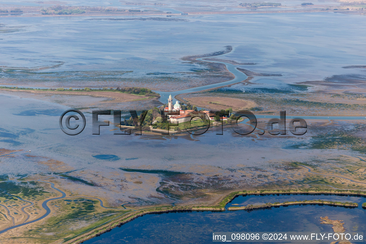 Vue aérienne de Île de l'Adriatique dans le Lido de Grado avec le monastère Santuario Di Barbana à Grado à le quartier Santuario di Barbana in Grado dans le département Gorizia, Italie