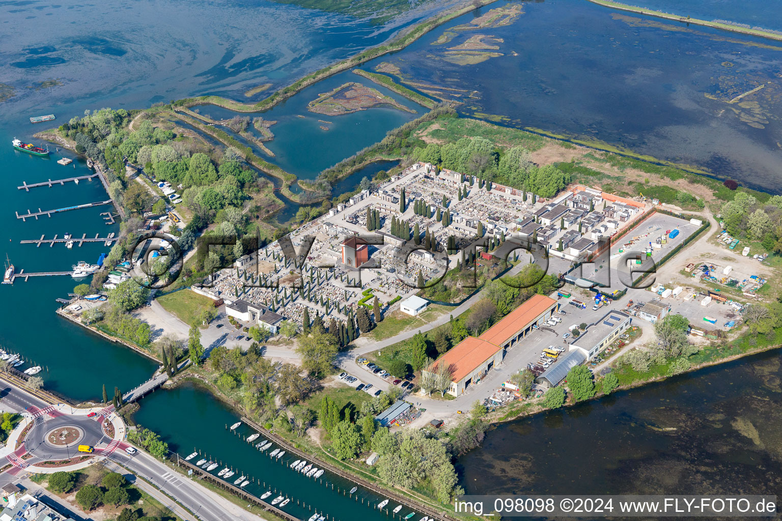 Vue aérienne de Zone côtière, cimetière et marina du Lido di Grado - Île Le Cove à Grado dans le département Gorizia, Italie