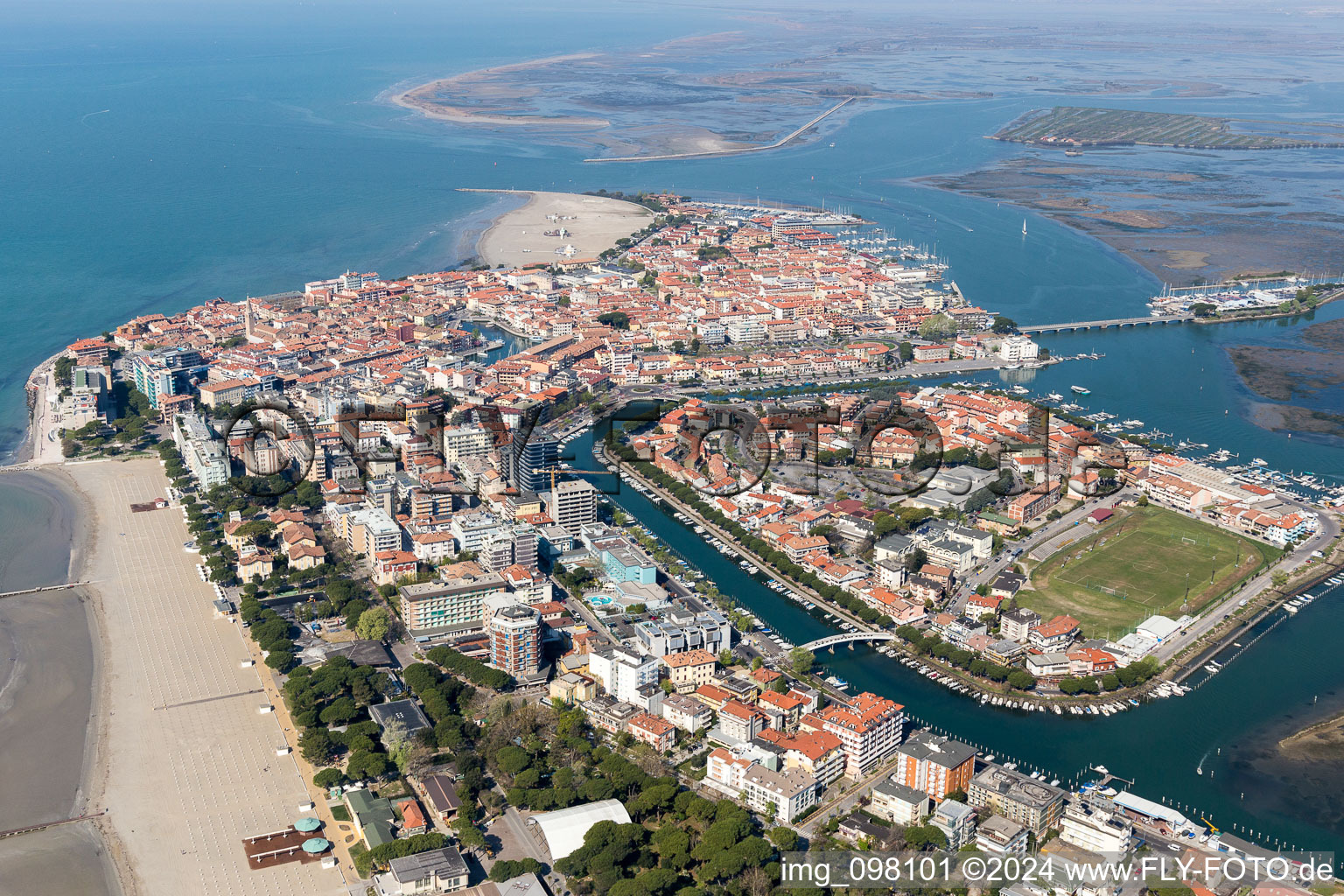 Vue aérienne de Développement de stands et d'hôtels sur la péninsule de la côte Adriatique à Grado dans le département Gorizia, Italie