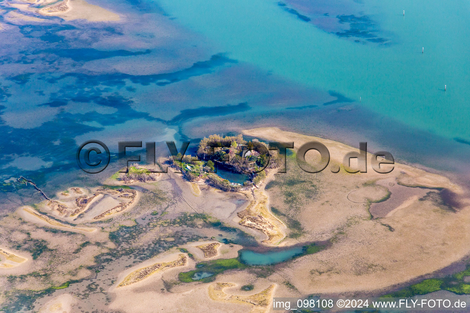 Vue aérienne de Paysage d'eau et de sable avec une cabane de pêcheur sur l'Isola Sant Andrea au Lido di Grado à Lignano Sabbiadoro à Lignano Sabbiadoro dans le département Udine, Italie