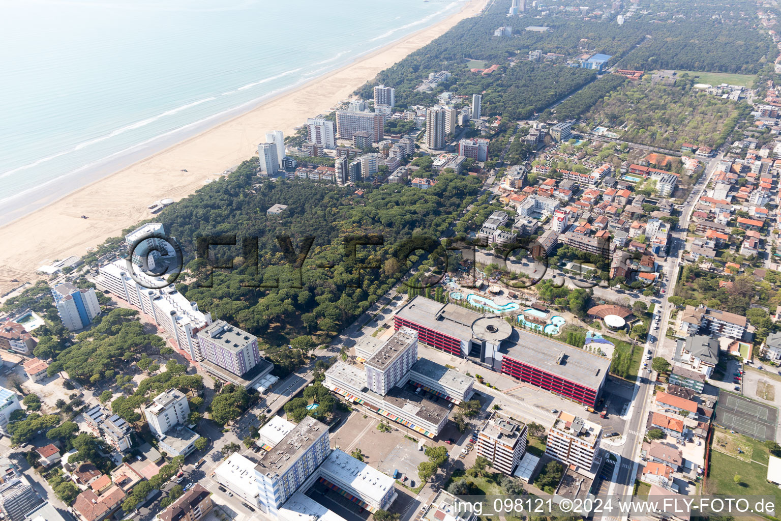 Lignano Sabbiadoro dans le département Udine, Italie vu d'un drone