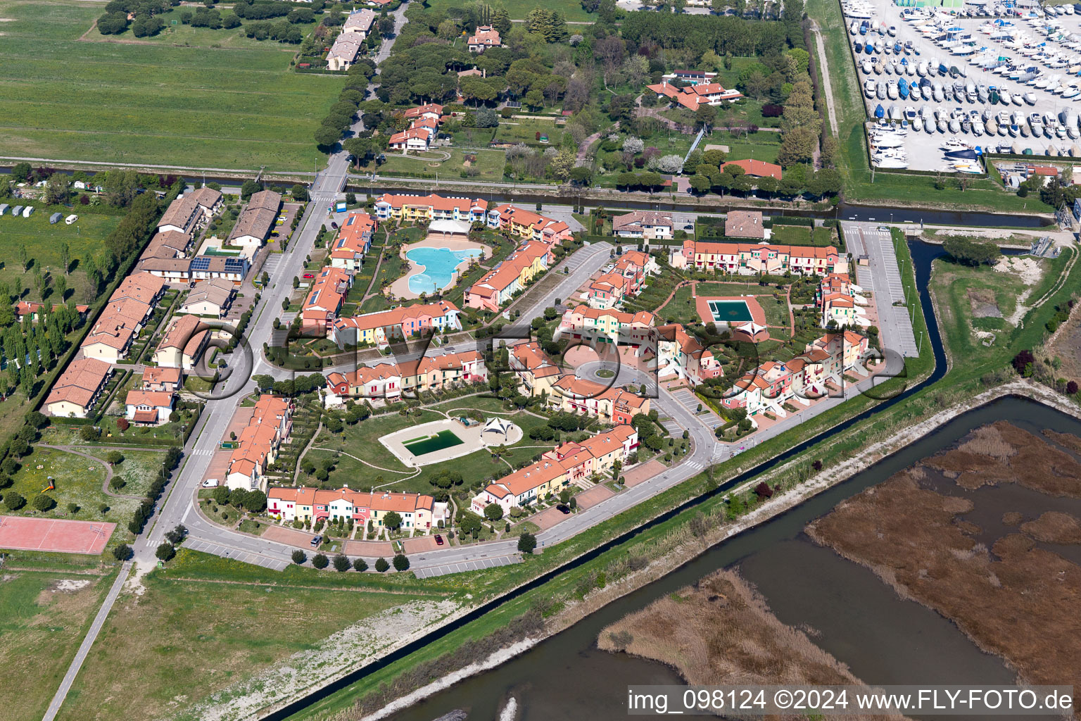 Vue aérienne de Marina avec amarres et postes d'amarrage pour bateaux de plaisance au bord de la Marina Punta Gabbiani Aprilia Marittima dans la commune d'Aprilia Marittima en Bevazzana à le quartier Bevazzana in Latisana dans le département Udine, Italie