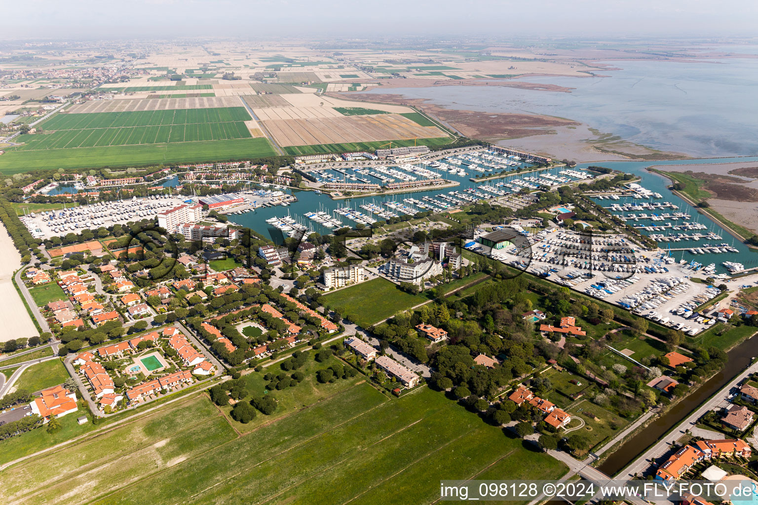 Vue aérienne de Marina avec amarres et postes d'amarrage pour bateaux de plaisance au bord de la Marina Punta Gabbiani Aprilia Marittima dans la commune d'Aprilia Marittima en Bevazzana à le quartier Bevazzana in Latisana dans le département Udine, Italie