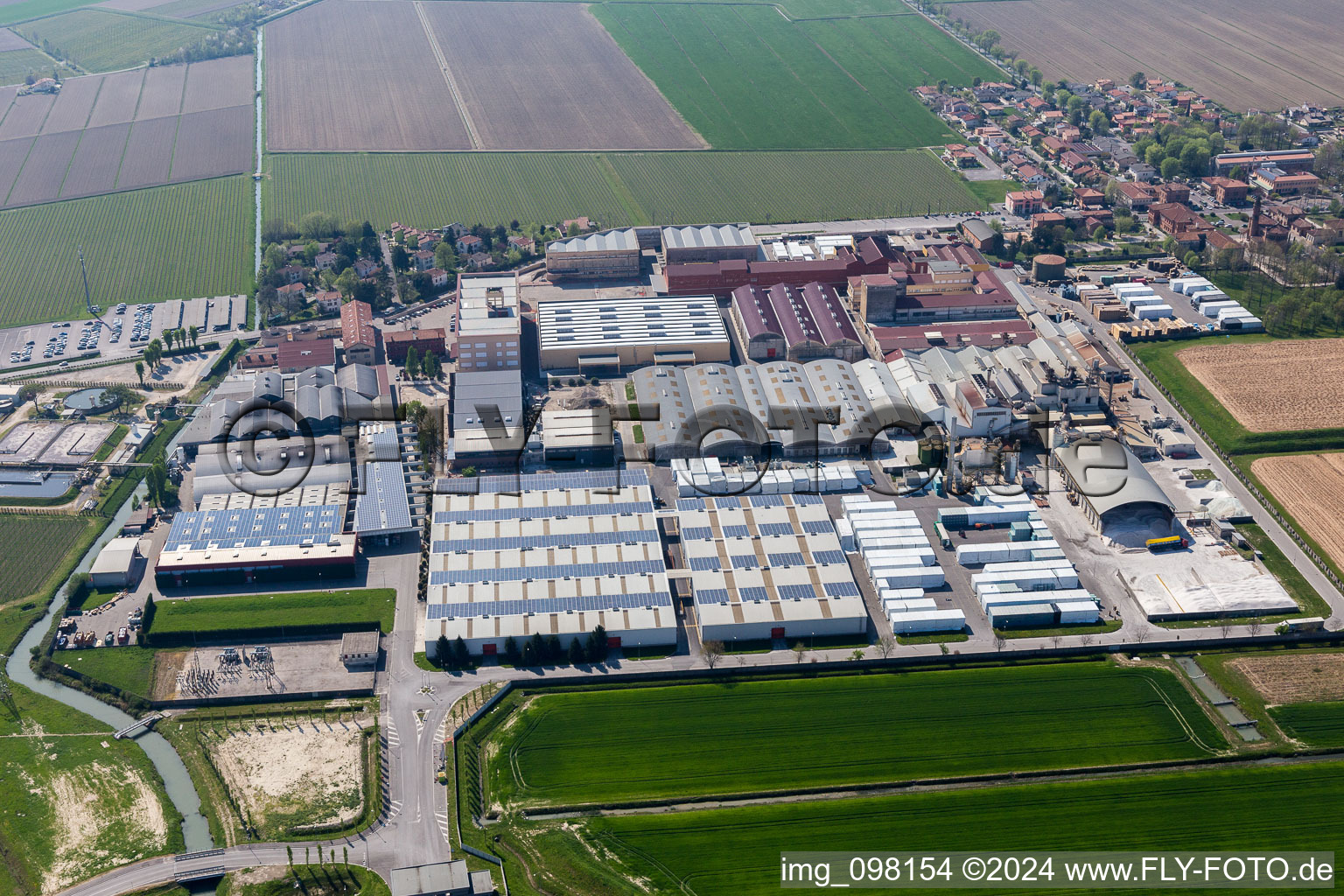 Vue aérienne de Locaux de l'usine de verre Zignago Vetro en Vénétie à le quartier Villanova Santa Margherita in Fossalta di Portogruaro dans le département Metropolitanstadt Venedig, Italie