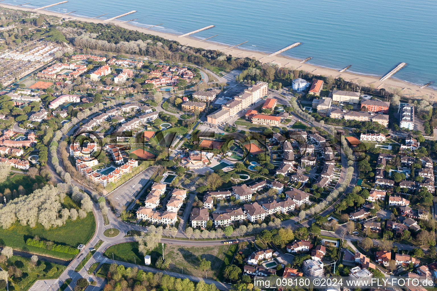 Vue aérienne de Complexe de maisons de vacances du parc de vacances sur la côte Adriatique à Duna Verde en Vénétie à le quartier Duna Verde in Caorle dans le département Metropolitanstadt Venedig, Italie