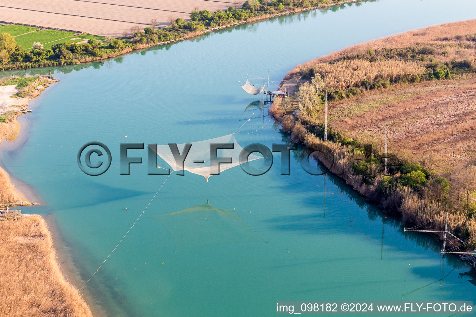 Vue aérienne de Pêche au filet sur la rivière Piave à Revedoli en Vénétie à Eraclea dans le département Metropolitanstadt Venedig, Italie