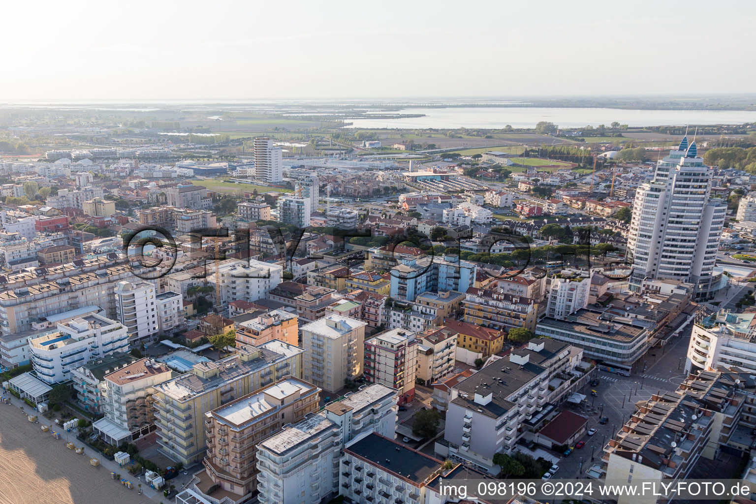 Lido di Jesolo dans le département Metropolitanstadt Venedig, Italie depuis l'avion