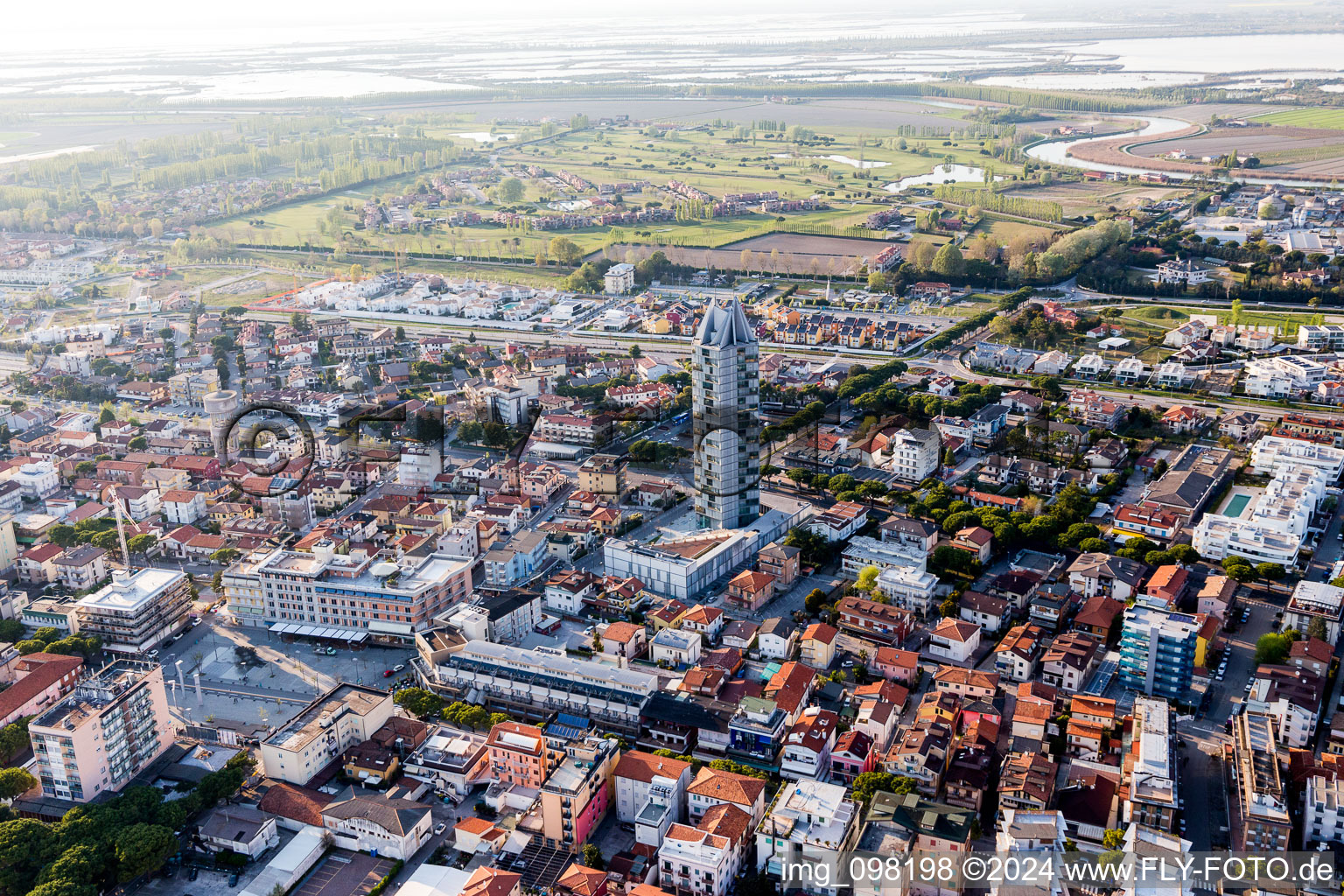 Vue aérienne de Vue sur la ville depuis le centre-ville du Lido di Jesolo en Vénétie à Jesolo dans le département Metropolitanstadt Venedig, Italie