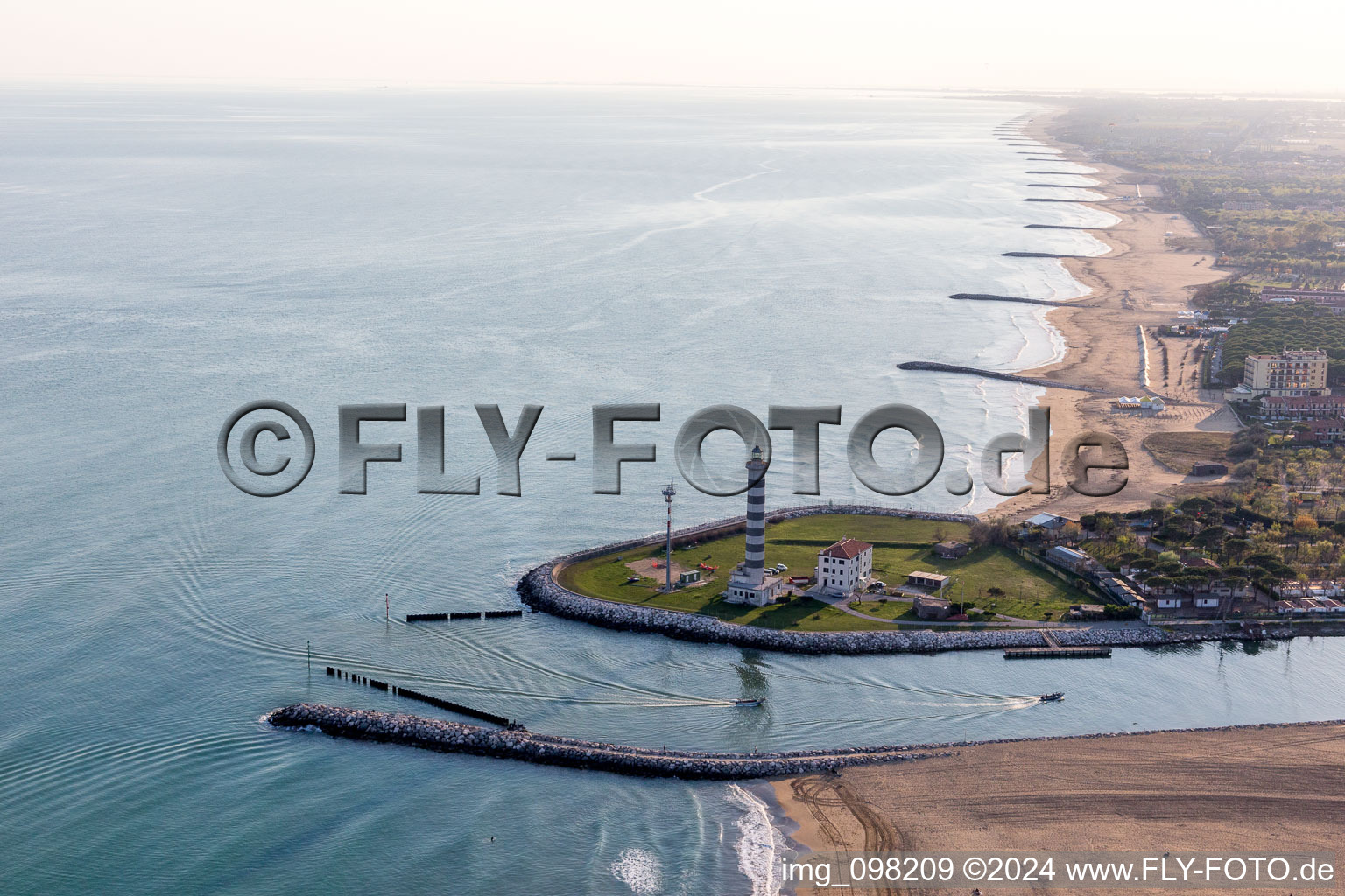 Vue aérienne de Le phare comme symbole maritime historique dans la zone côtière de l'Adriatique en Vénétie à Lido di Jesolo dans le département Metropolitanstadt Venedig, Italie