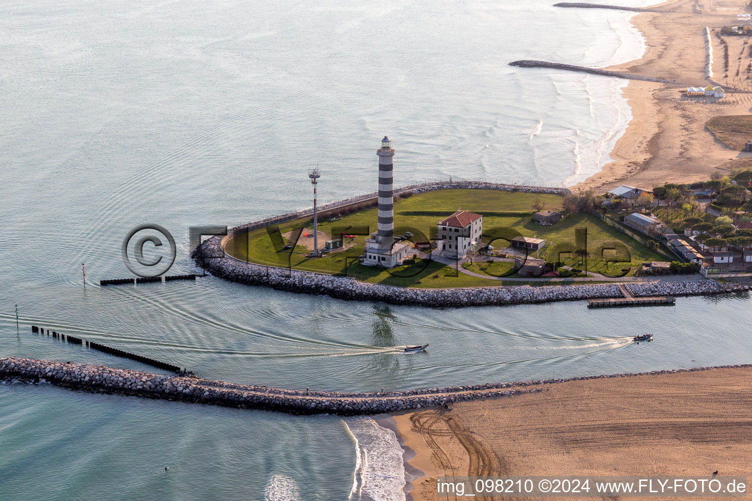 Vue aérienne de Le phare comme symbole maritime historique dans la zone côtière de l'Adriatique en Vénétie à Lido di Jesolo dans le département Metropolitanstadt Venedig, Italie