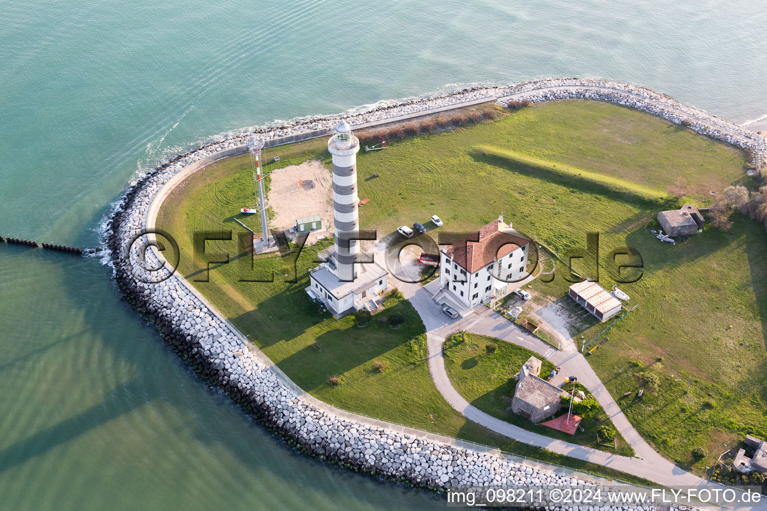 Photographie aérienne de Le phare comme symbole maritime historique dans la zone côtière de l'Adriatique en Vénétie à Lido di Jesolo dans le département Metropolitanstadt Venedig, Italie