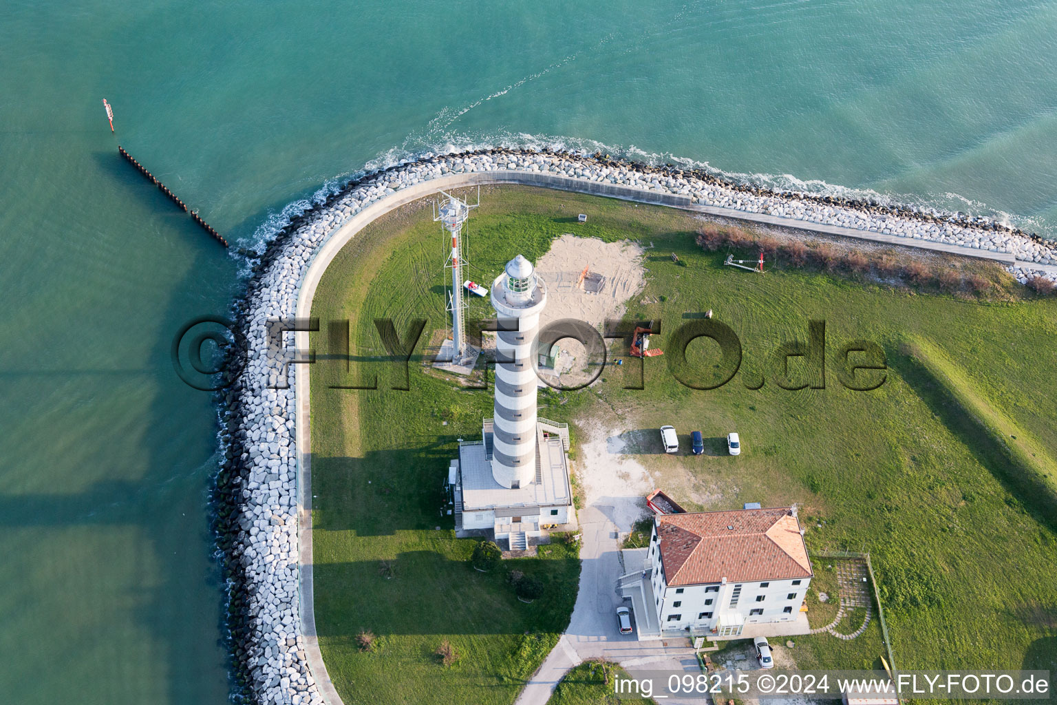 Vue oblique de Le phare comme symbole maritime historique dans la zone côtière de l'Adriatique en Vénétie à Lido di Jesolo dans le département Metropolitanstadt Venedig, Italie