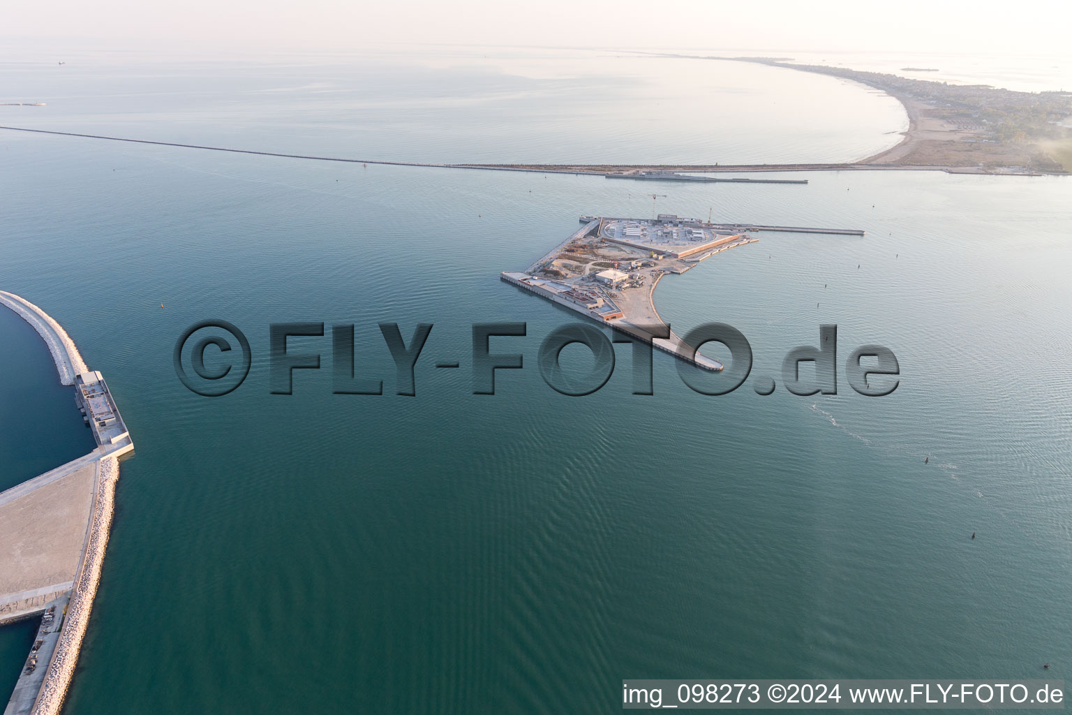 Vue aérienne de Île artificielle pour protéger le Lido di Venezia des inondations Isola Artificiale del Baccan di Sant'Erasmo près de Punta Sabbioni en Vénétie à Venedig dans le département Metropolitanstadt Venedig, Italie