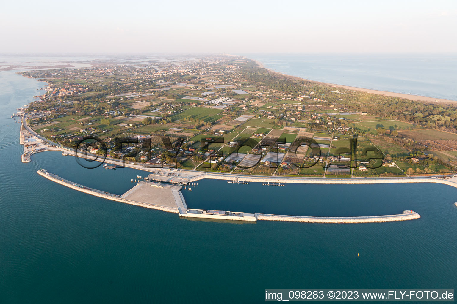 Punta Sabbioni dans le département Vénétie, Italie du point de vue du drone