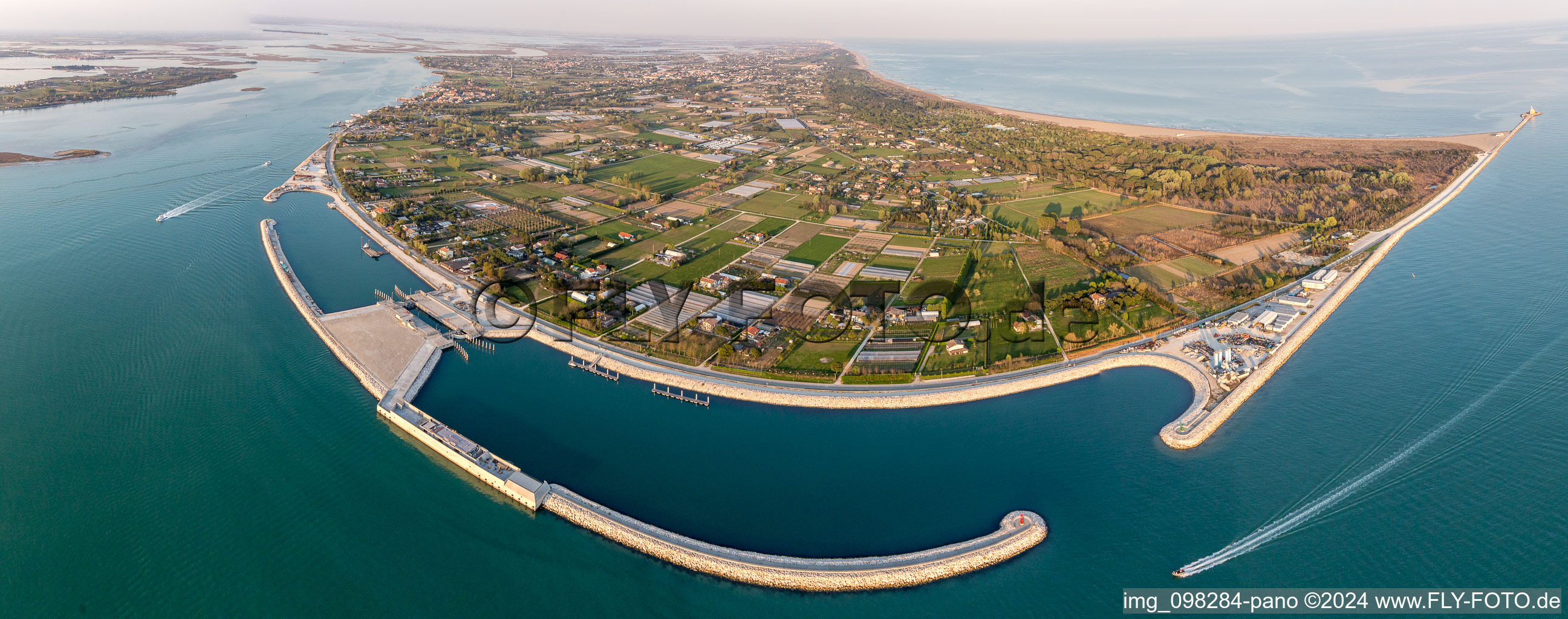 Vue aérienne de Île artificielle pour protéger le Lido di Venezia des inondations Isola Artificiale del Baccan di Sant'Erasmo à Punta Sabbioni à Punta Sabbioni dans le département Vénétie, Italie