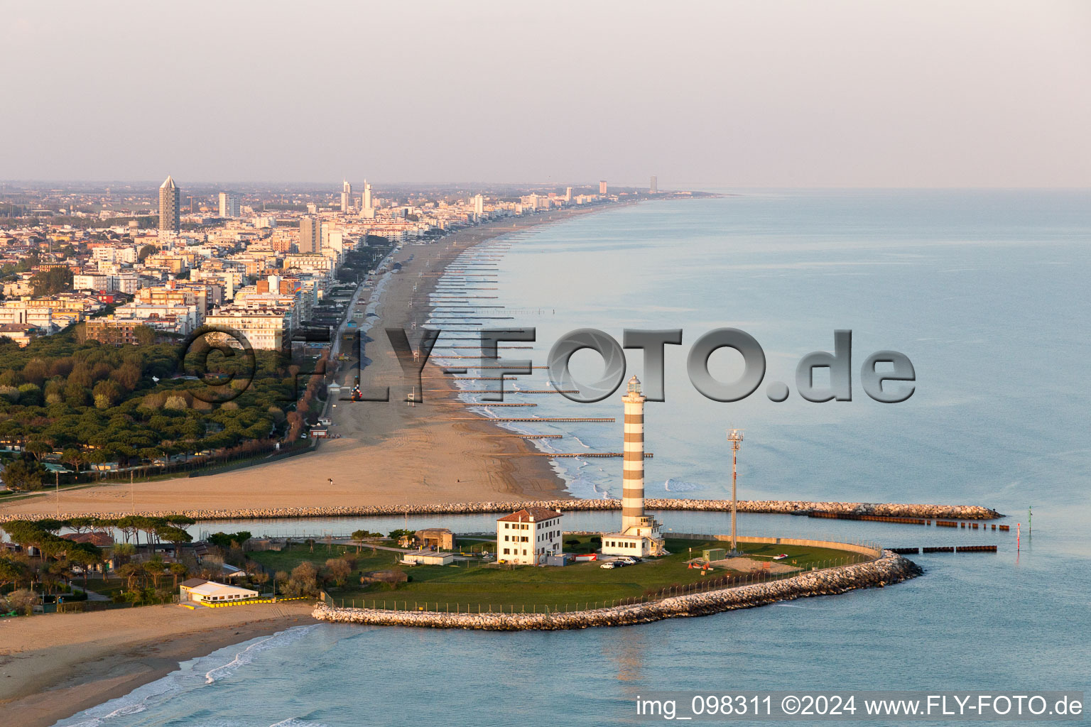 Le phare comme symbole maritime historique dans la zone côtière de l'Adriatique à Lido di Jesolo dans le département Vénétie, Italie d'en haut