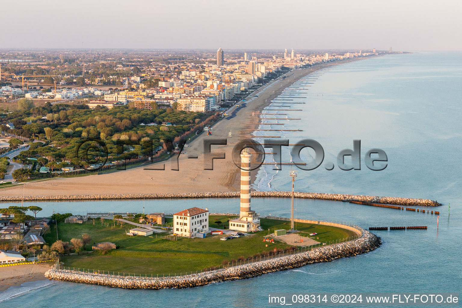 Vue aérienne de Phare comme symbole maritime historique dans la zone côtière de l'Adriatique à Lido di Jesolo en Vénétie à le quartier Foce Sile in Cavallino-Treporti dans le département Metropolitanstadt Venedig, Italie