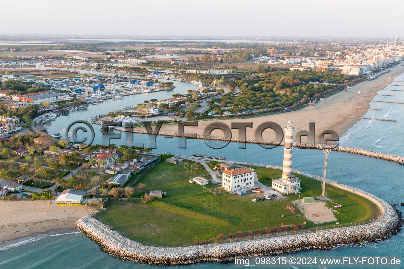 Vue aérienne de Phare comme symbole maritime historique dans la zone côtière de l'Adriatique à Lido di Jesolo en Vénétie à le quartier Foce Sile in Cavallino-Treporti dans le département Metropolitanstadt Venedig, Italie