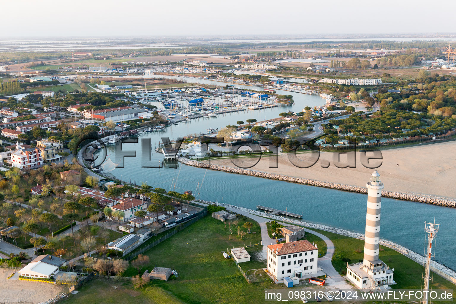 Le phare comme symbole maritime historique dans la zone côtière de l'Adriatique en Vénétie à Lido di Jesolo dans le département Metropolitanstadt Venedig, Italie hors des airs