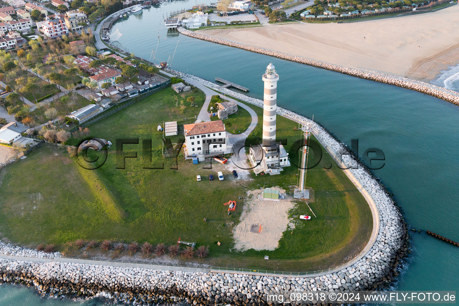 Le phare comme symbole maritime historique dans la zone côtière de l'Adriatique en Vénétie à Lido di Jesolo dans le département Metropolitanstadt Venedig, Italie vue d'en haut