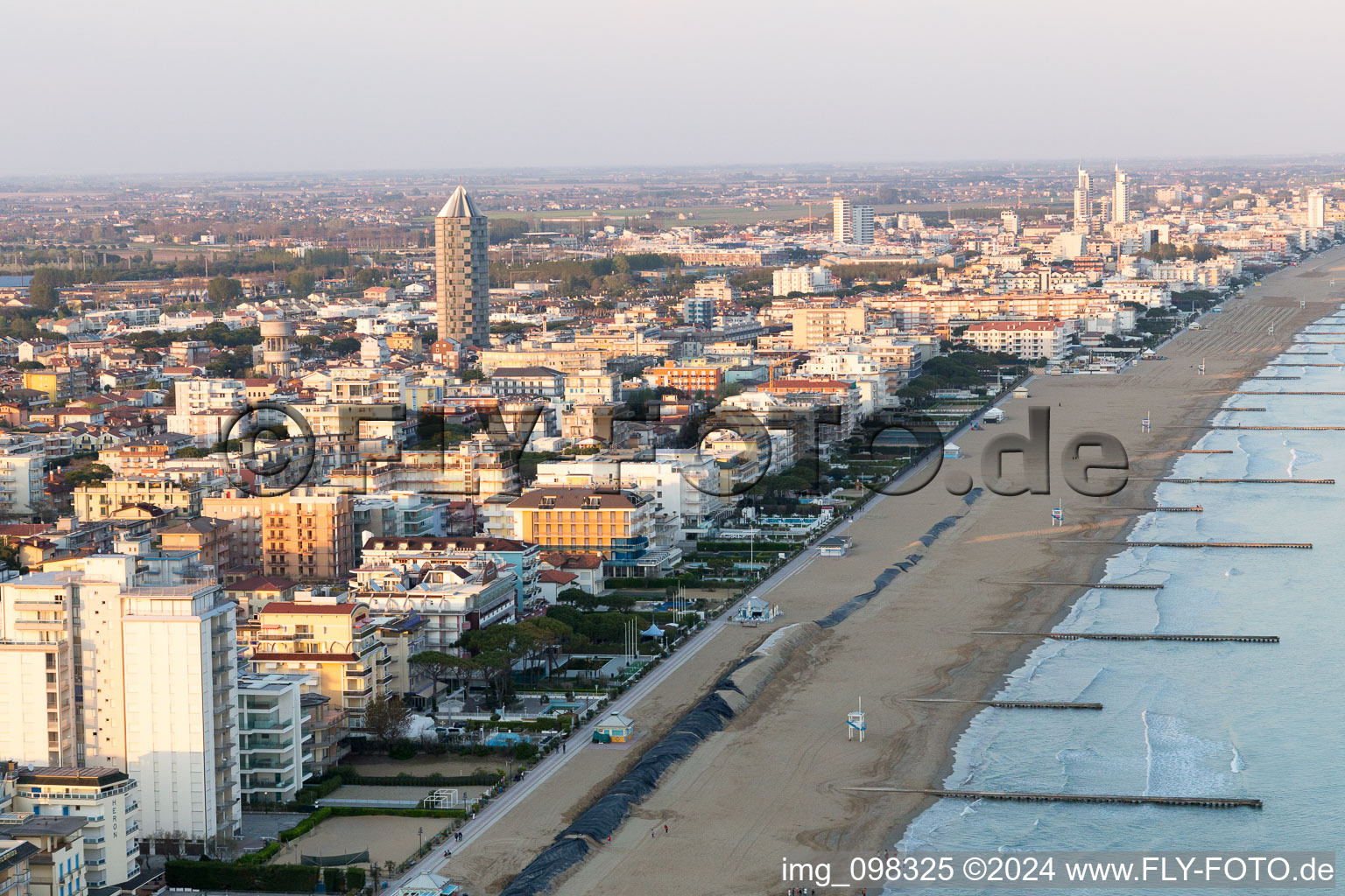 Jesolo dans le département Metropolitanstadt Venedig, Italie depuis l'avion